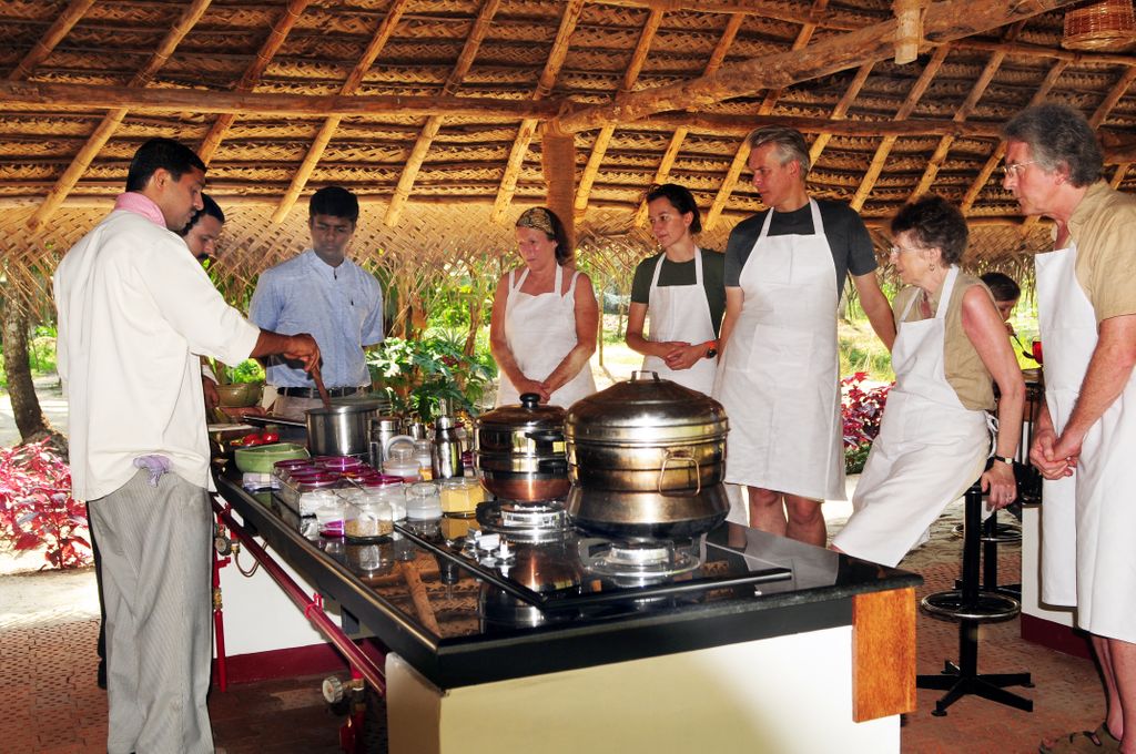 TheTravelConsu3's tweet photo. Let's cook some meal 😋😋😋👌
#SundayFunday
If you love good food, be sure to drop by #farmkitchen @ #MarariBeachResort #MeAndCGHEarth #MarariBeach #InterativeCooking #FarmKitchen #EarthToTable #OrganicFarming #traditionalKeralacooking #ecoresort #thetravelconsultantkalyan https://t.co/8jGArS9SmP