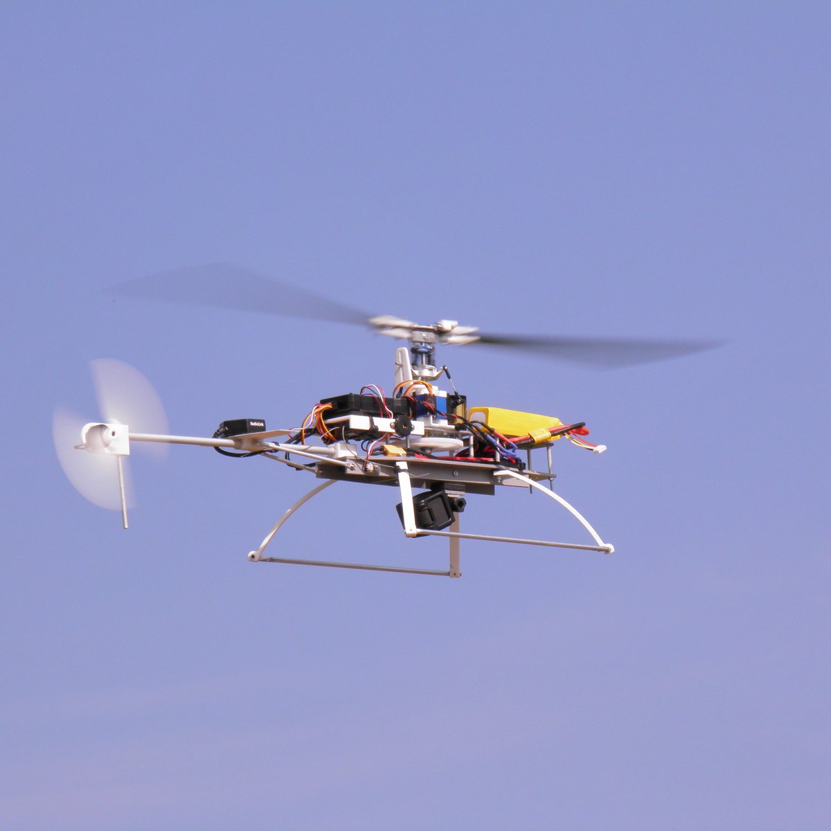 DavinciProject1's tweet image. Da vinciプロジェクトとは、UAV(ドローン)の可能性を広げるような技術を開発するプロジェクトです!今は、ヘリドローンを複数機用いて、連携して何かをさせる技術を研究開発しています。
#ドローン　#UAV　#スマート農業
#ドローン利用