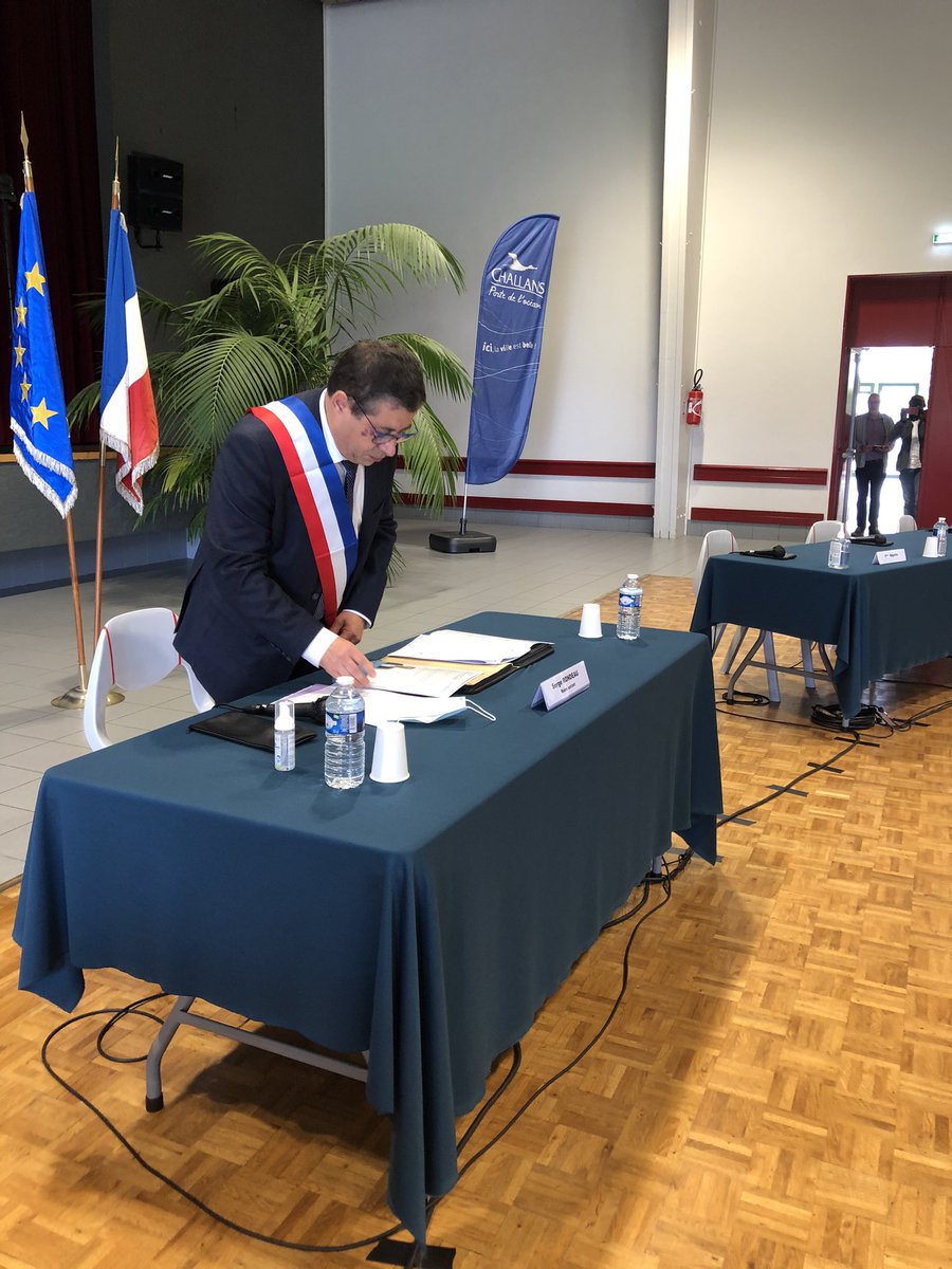 TVVendee's tweet photo. #Municipales2020 #Challans
Du poste d’adjoint destitué à celui de maire de la @VilledeChallans, @PascreauR succède ainsi à @Serge_Rondeau
Il est élu avec 27 voix.  Il y a eu 8 votes blancs.
#Vendée https://t.co/8oJU5JcDeg