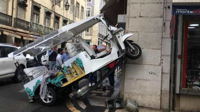 Mounty1612's tweet photo. Se a tap foi nacionalizada por ser importante para transportar os turistas, os tuk-tuk vão ser municipalizados por @FMedina_PCML porque também transportam turistas? Já há um plano de 1,2 milhões de euros na comissão europeia? Quem é o @PNSpedronuno da CML? #airPs #medinamal #tuk https://t.co/MSfUfo5oVN