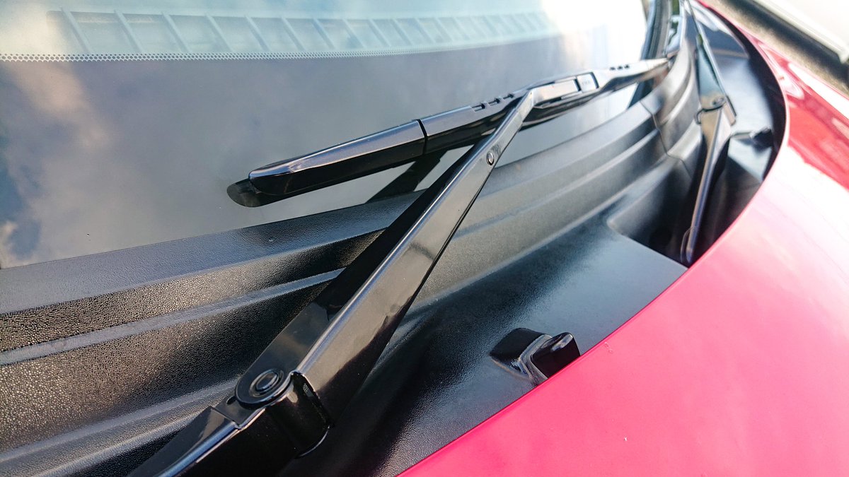 ほたるん Su Twitter 結局ワイパーブレードだけ塗装だと ワイパーアームの劣化具合が強調されちゃうので同色で塗装 うーん 結構良い感じ ワイパー一色 トヨタ製スパークリングブラックパール ワイパーカウル ホンダ製クリスタルブラックパール 半艶