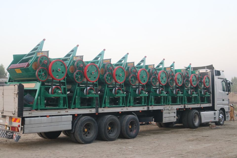 1TVNewsAF's tweet photo. Eight more wheat threshers made in #Afghanistan's Nangarhar exported to Tajikistan; the manufacturing factory has exported 20 threshers to Tajikistan so far and will soon start exporting to Kyrgyzstan: Afghan officials https://t.co/hh9nvUFwVX