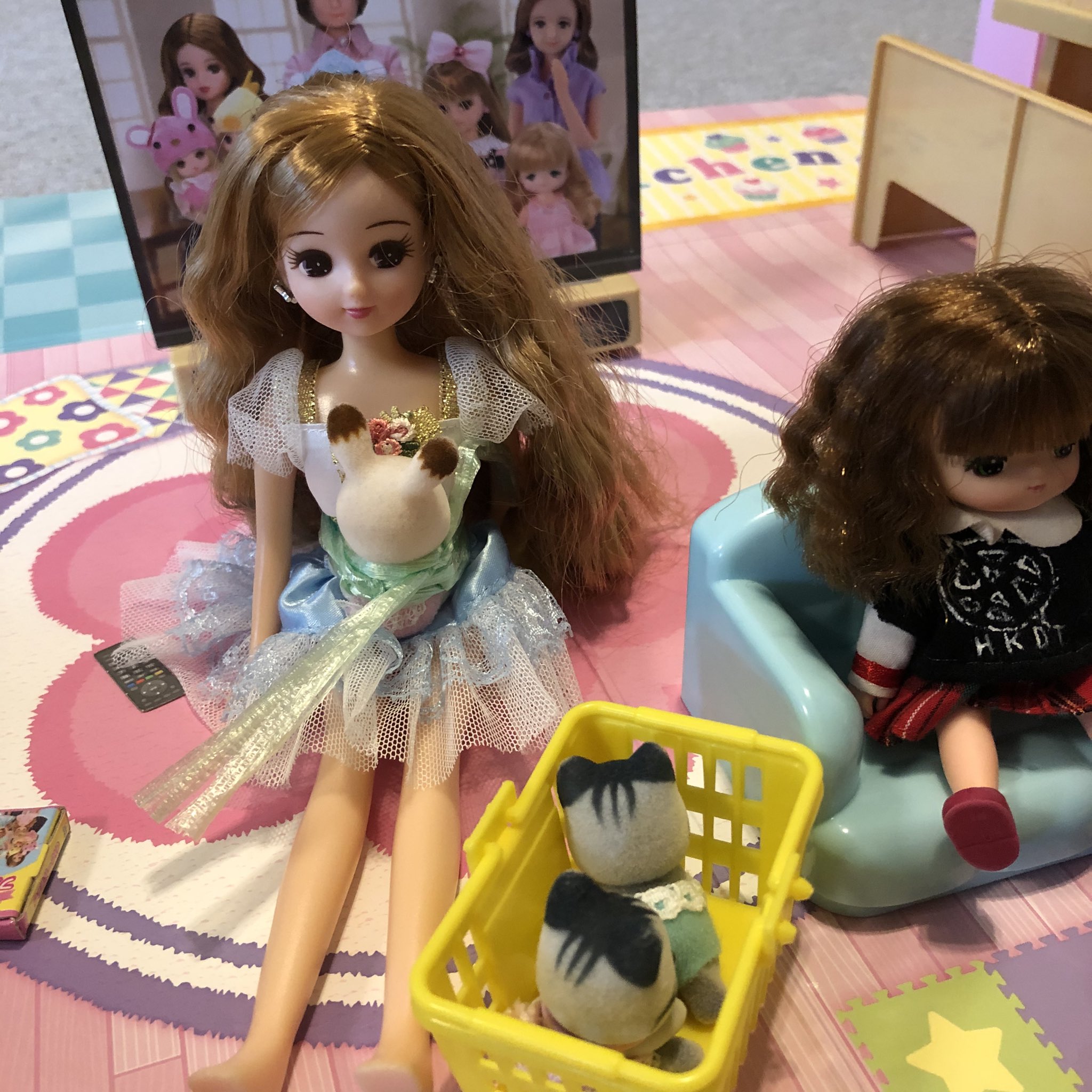 Keiyan そして 紐の使い方は進化を遂げ 今日見たら 抱っこひもになっていました 平和 リカちゃん人形 間違ってない遊び方 T Co Mteiveqytw Twitter