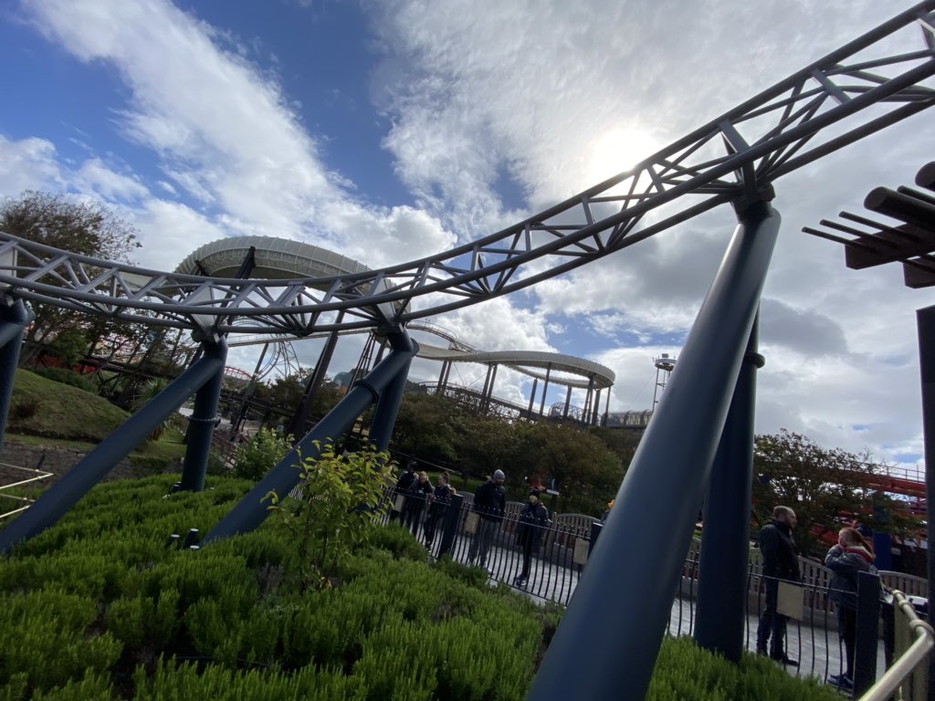ThemeParkWW's tweet photo. After an efficient entrance procedure, first up it’s time to ride ICON! There’s on brand social distancing markers in place throughout the queue-line and we can’t wait to ride! #BlackpoolPleasureBeach #ICONTheRide https://t.co/b9dWXtbqhX