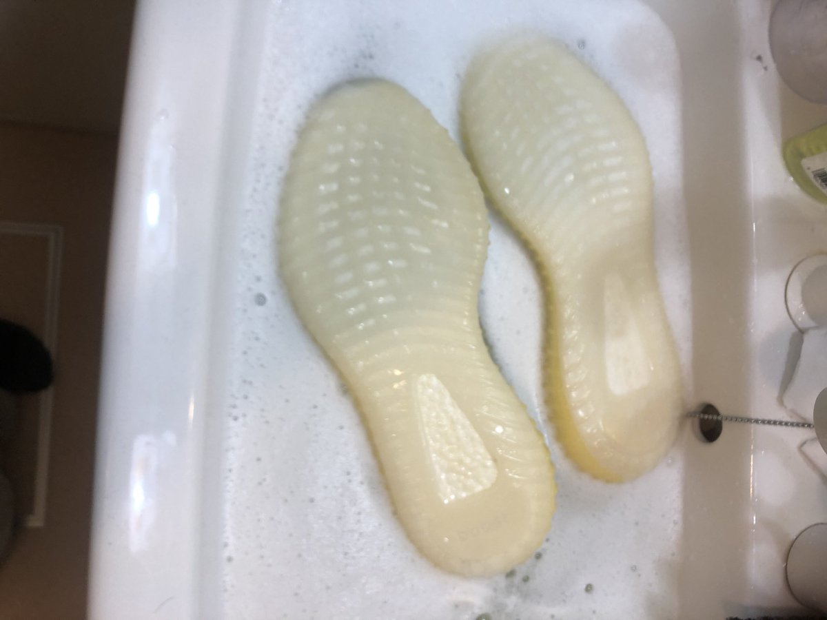 y9_13y1_15's tweet photo. 箱無し
黄ばみMAXゼブラ中古を
バイオレットブライト
アウトソールを黄ばみ取り
オキシクリーンで3回
アッパーの黄ばみ取り
アウトソールはかなり綺麗に取れた
結果取れなく

青く染めた

完成🥶
ゴムボート🚣‍♂️みたいになってしまった
YEZZY BOOST 350V2 BLUE ZEBRA 
#adidas #yezzyboost https://t.co/3NmBnhZV83