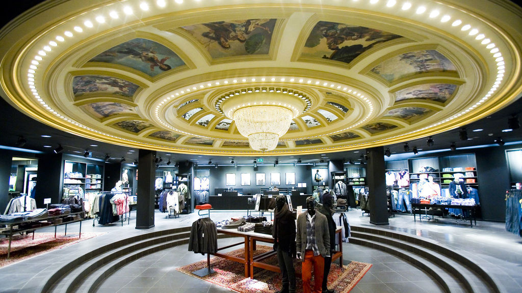 dprdavid's tweet photo. A mucha gente le impresiona la fachada e interiores del H&amp;M de Gran Vía, en Madrid, y quizá no sepan la historia de este mítico edificio. Abro hilo ⬇️⬇️ https://t.co/qFCKIrjcoj