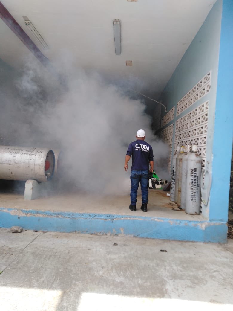 SANAAHN's tweet photo. Con el propósito de combatir el zancudo transmisor del dengue en la ciudad, este fin de semana, trabajadores de la Alcaldía capitalina, realizaron la fumigación de varios planteles del SANAA, como ser El Picacho, El Mogote, La Concepción, Filtros de la Divanna y El Carrizal. https://t.co/uYektnEI9E
