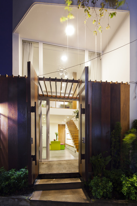 17. Micro Town House MM++ Architects 4 x 8 ArchitectsSempit tapi cozy. Banyakin yang beginian dengan harga terjangkau dong, biar nggak tipe rumah mungil developer mulu, bosen.Selengkapnya: https://www.archdaily.com/789502/micro-town-house-with-tinted-timber-screen-mm-plus-plus-architects-plus-jose-antonio-coderch