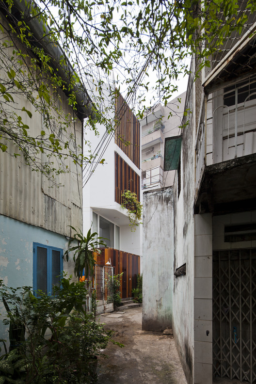 17. Micro Town House MM++ Architects 4 x 8 ArchitectsSempit tapi cozy. Banyakin yang beginian dengan harga terjangkau dong, biar nggak tipe rumah mungil developer mulu, bosen.Selengkapnya: https://www.archdaily.com/789502/micro-town-house-with-tinted-timber-screen-mm-plus-plus-architects-plus-jose-antonio-coderch