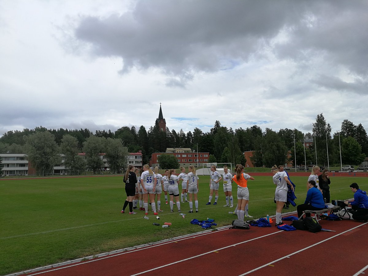 futiskuvat's tweet photo. FC Kuusysi N2 Mäntsälässä. Vastassa MU.

#fckuusysi @fckuusysi #MU #jalkapallo #naistennelonen https://t.co/pGY6JKmfzr