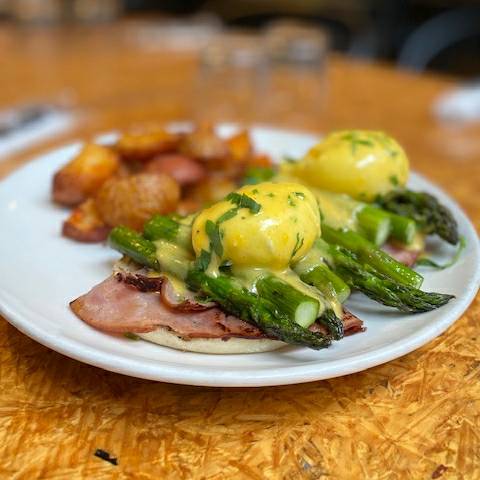 Cafe_Lift's tweet photo. Eggs benedict is back! The Smokin' Benny - cured ham, smoked paprika hollandaise, seared asparagus and served with roasted potatoes. Order online for pickup or delivery or join us outside until 2 pm!! 

#openinphl #phillylunch #outsidedining #phillyeats #brunch https://t.co/dcYNiV03zo
