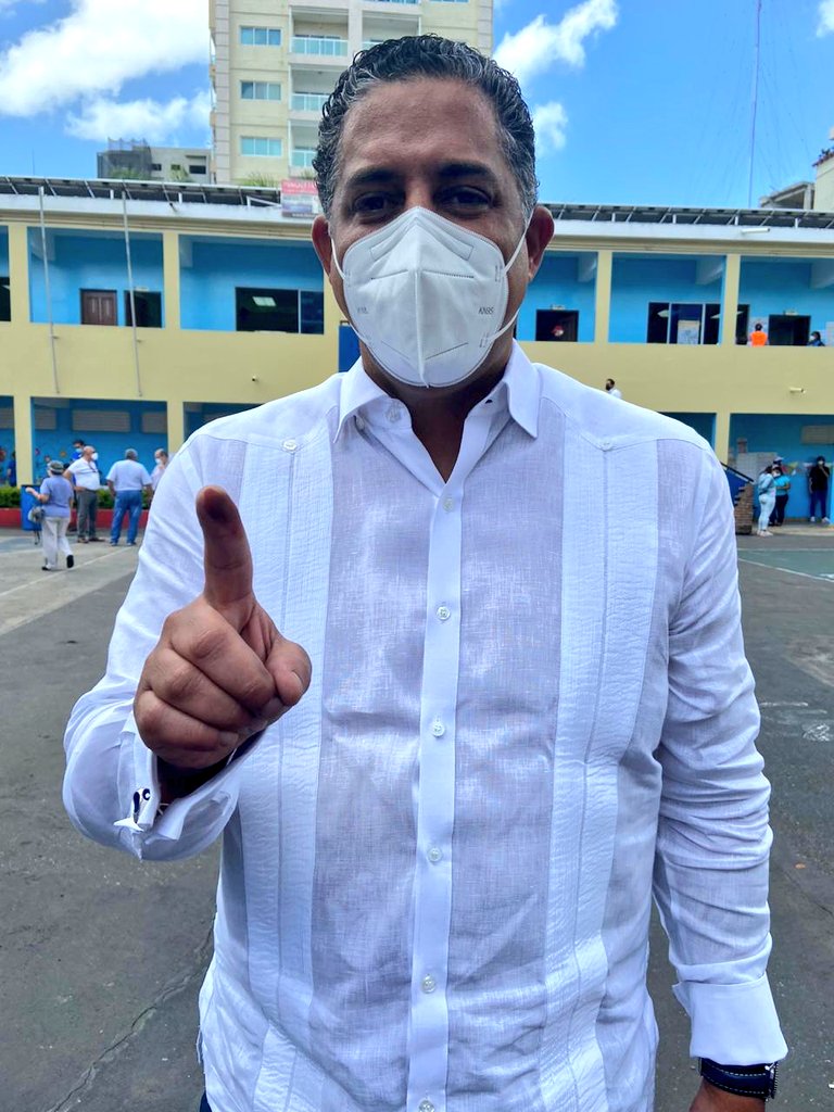 pcp2020's tweet photo. YA VOTÉ✍🏽 por un gobierno honesto y un Congreso con #ConfianzaEnElFuturo. Sin problemas y respetando la distancia, ejercí mi derecho en el colegio electoral San Judas Tadeo para pronto empezar a trabajar por cambiar este país.  ¿Y tú? Ve a votar que #SeVan. #PedroCalderónDiputado https://t.co/Tdy2WEtLUK