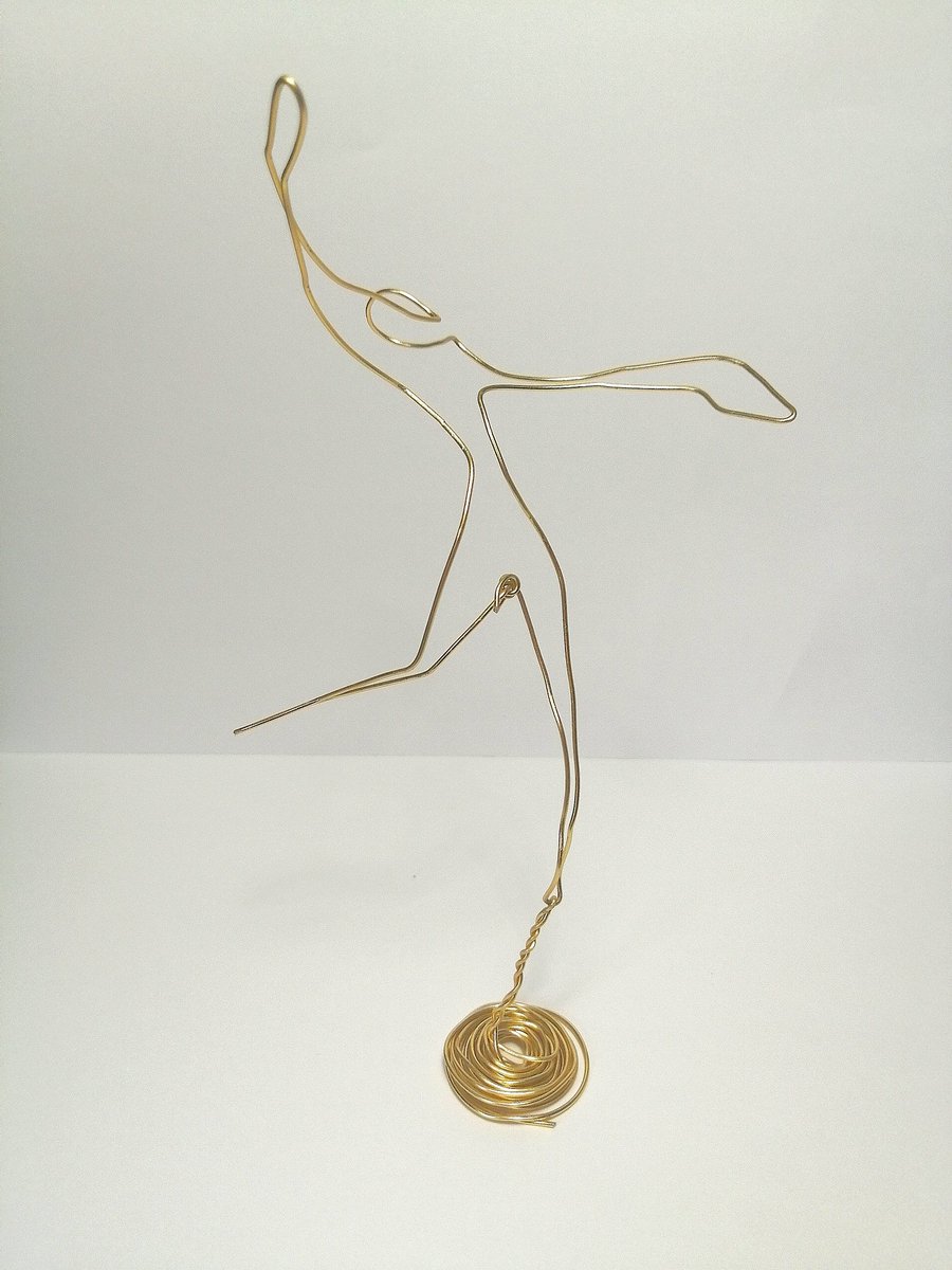 ChoupiMitsuki's tweet image. Est ce que je vous embêtes avec mes travaux de cours XD ? Aujourd'hui une mini sculpture en fil de fer XD
#sculpture #fildefer