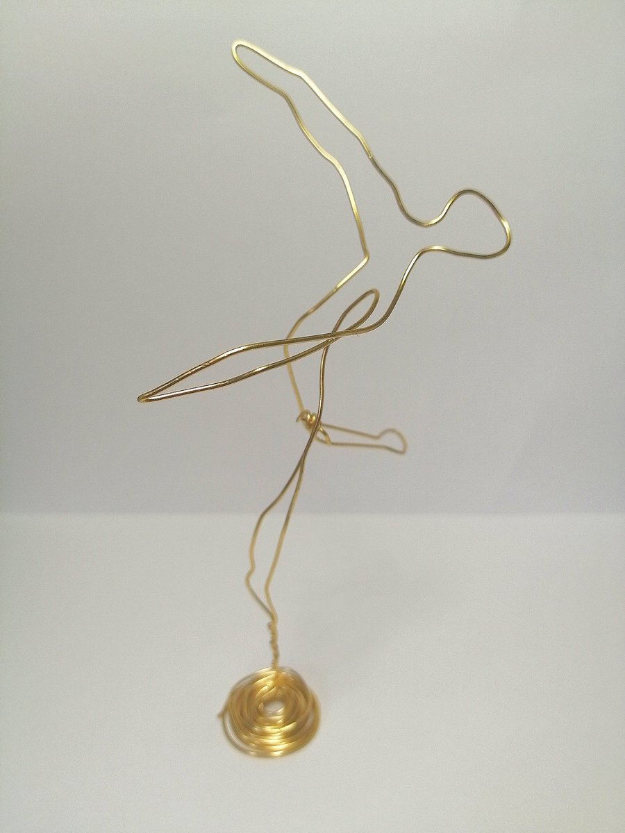 ChoupiMitsuki's tweet image. Est ce que je vous embêtes avec mes travaux de cours XD ? Aujourd'hui une mini sculpture en fil de fer XD
#sculpture #fildefer