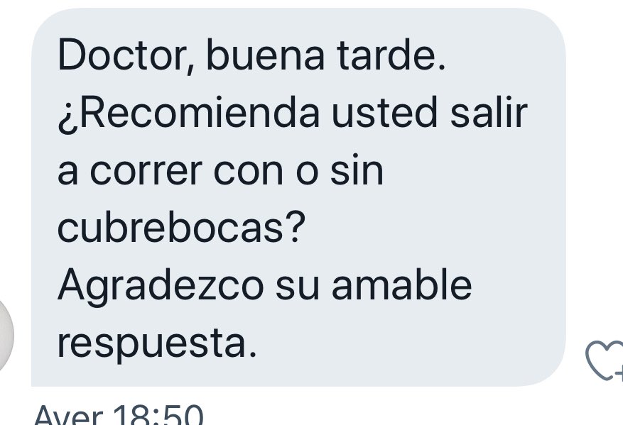 No debes salir a correr con cubrebocas. Se moja rápidamente y resulta muy molesto e ineficiente. Además al estar en un ambiente abierto riesgo es muy bajo para el usuario y para los demás. Hay que llevarlo en la bolsa y ponérselo al terminar de correr.