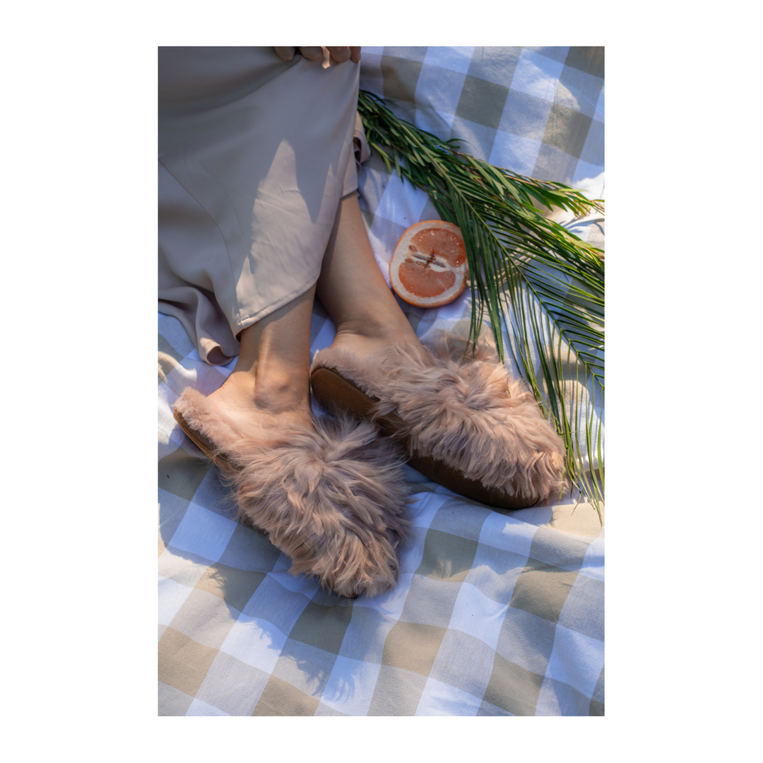 Picnicking in SURI blush all summer long.   
.
.
.
.
#surialpaca #weloveslippers #weloveshoes #welovepicnics #welovefood #bestgifts #thebestgift