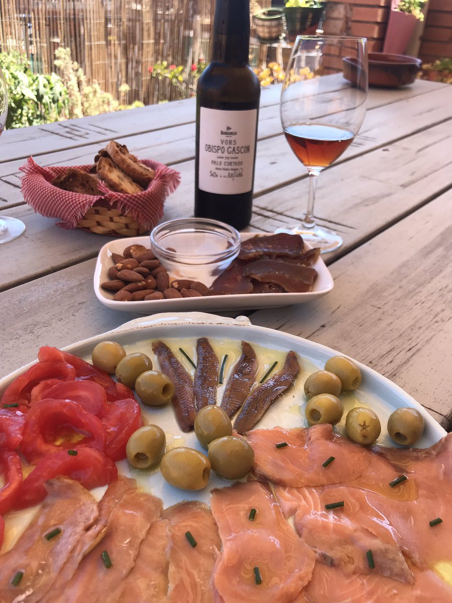 alacartemenus's tweet photo. Disfrutando muchísimo con este delicioso y delicado todoterreno que es Obispo Gascón VORS de @barbadillo @VinosJerez de la selección del #ClubContubernio @DerGuerrita #vinosdejerez #SherryLover #conociendoeljerez https://t.co/bLwhXNc2ZE