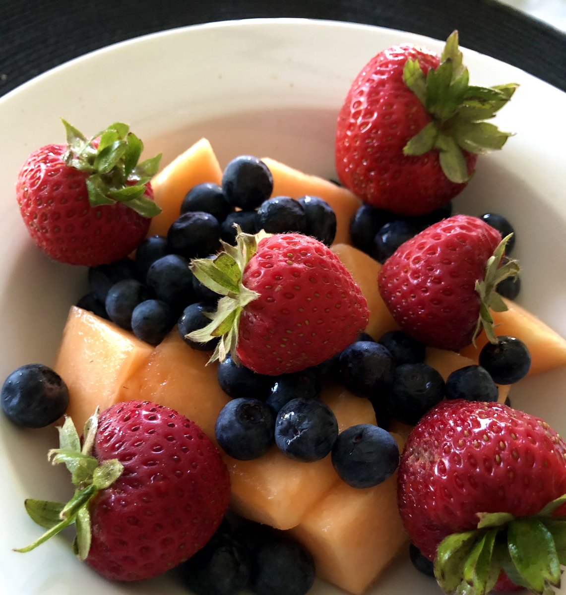PlantBasedSuzy's tweet image. Lots of good stuff in this bowl👍🏼Fiber, potassium, calcium, beta carotene, and vitamins A, C &amp;amp; K