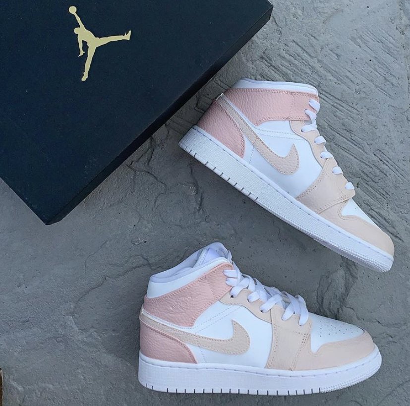 miatreacy's tweet photo. @KICKZBYK_ ON INSTA 
For any personal or custom Jordan 1 &amp; airforce 1 https://t.co/GCPmsiu1Gx