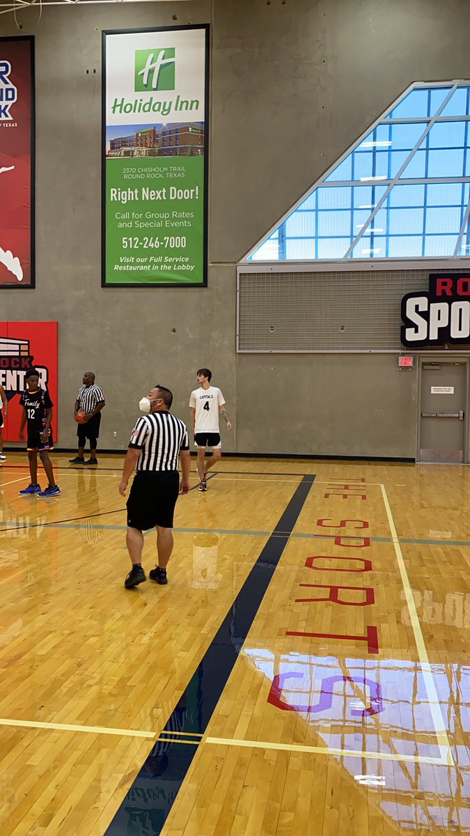 AlamoCityHoops1's tweet photo. Another one! Kid can shoot it @BradRahn4. This trey from the LT wing. @AtxCapitals lead it 54-47 llover @TEAMFOEDFWBlack 2021, 1:23 to play
#TheLaunch #AlamoCityHoops https://t.co/Zq1669B8XI