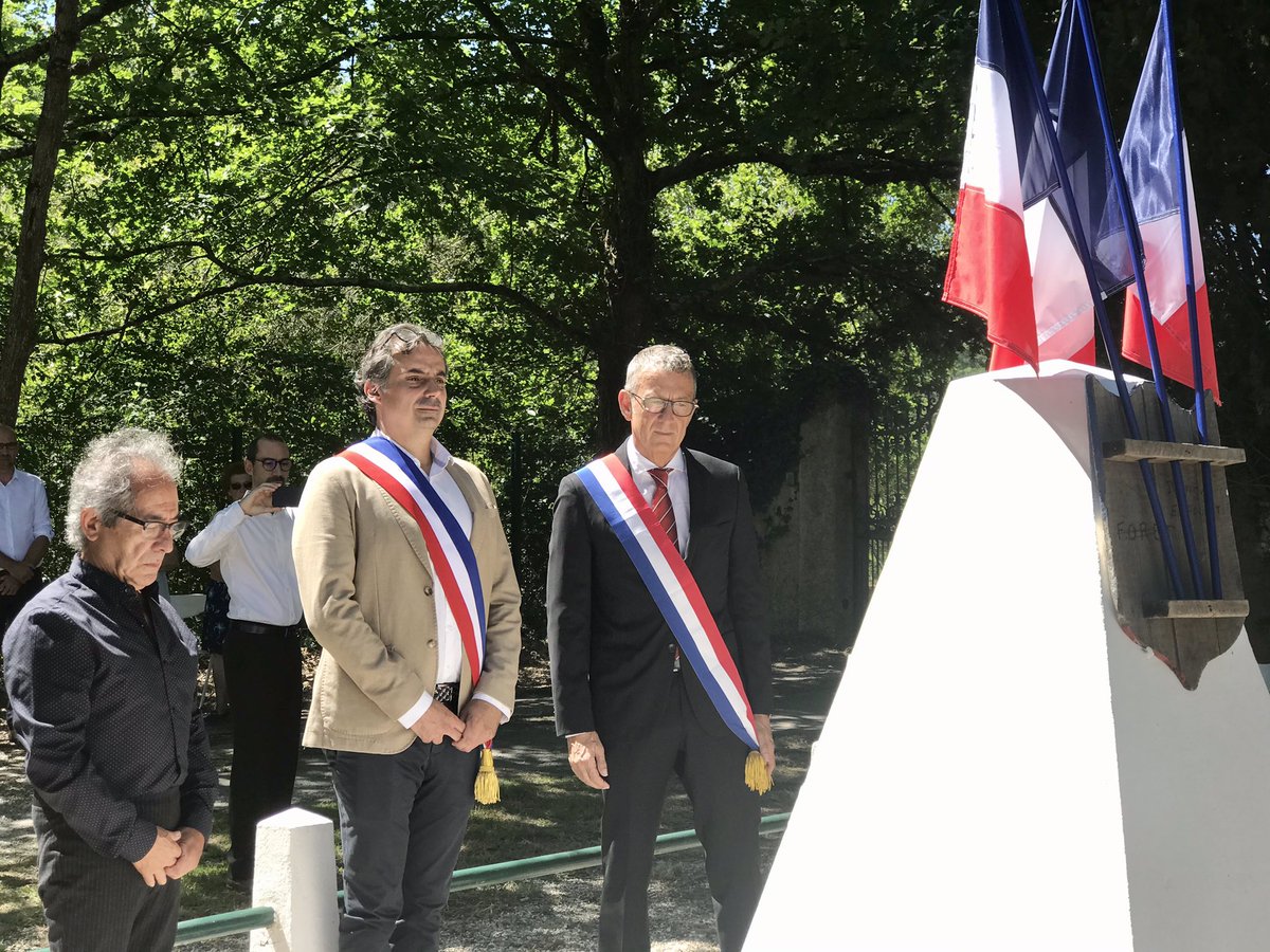 JeanLucLAGLEIZE's tweet photo. Recueillement autour de @GIllesjoviado, Mairie de Buzet-sur-Tarn, &amp; les familles des victimes pr commémorer les massacres de la Gestapo en 1944, après le débarquement de Normandie
Le Maire &amp; son fils, résistants &amp; détenus de Saint-Michel y avaient perdu la vie
Nous n'oublions pas https://t.co/xUp7AneJ2b