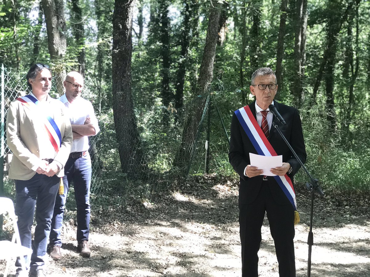 JeanLucLAGLEIZE's tweet photo. Recueillement autour de @GIllesjoviado, Mairie de Buzet-sur-Tarn, &amp; les familles des victimes pr commémorer les massacres de la Gestapo en 1944, après le débarquement de Normandie
Le Maire &amp; son fils, résistants &amp; détenus de Saint-Michel y avaient perdu la vie
Nous n'oublions pas https://t.co/xUp7AneJ2b