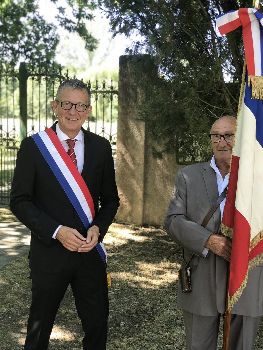 JeanLucLAGLEIZE's tweet photo. Recueillement autour de @GIllesjoviado, Mairie de Buzet-sur-Tarn, &amp; les familles des victimes pr commémorer les massacres de la Gestapo en 1944, après le débarquement de Normandie
Le Maire &amp; son fils, résistants &amp; détenus de Saint-Michel y avaient perdu la vie
Nous n'oublions pas https://t.co/xUp7AneJ2b