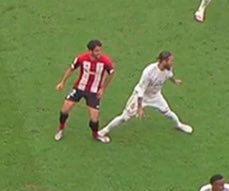 carrusel's tweet photo. “En la jugada del pisotón de Sergio Ramos a Raúl García van a defenderla desde el Comité de árbitros (no pitar penalti ni llamada del VAR) que como no hay disputa de balón no es conducta imprudente y no es nada”

@itu_edu sobre el posible penalti #AthleticRealMadrid https://t.co/TpclVsOV4P