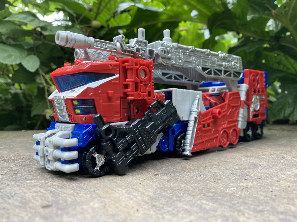 tycondriusfitz's tweet photo. Slight personal configuration of upgrade prime it hides that big gap at least #upgradeprime #galaxyprime #galaxyconvoy #transformers @copperbotshots @SixoTF @Peaugh @optibotimus @michaelmercy @dragon_fortress @LorynStone @ToyGalaxyDan https://t.co/L0rhkYCyLK
