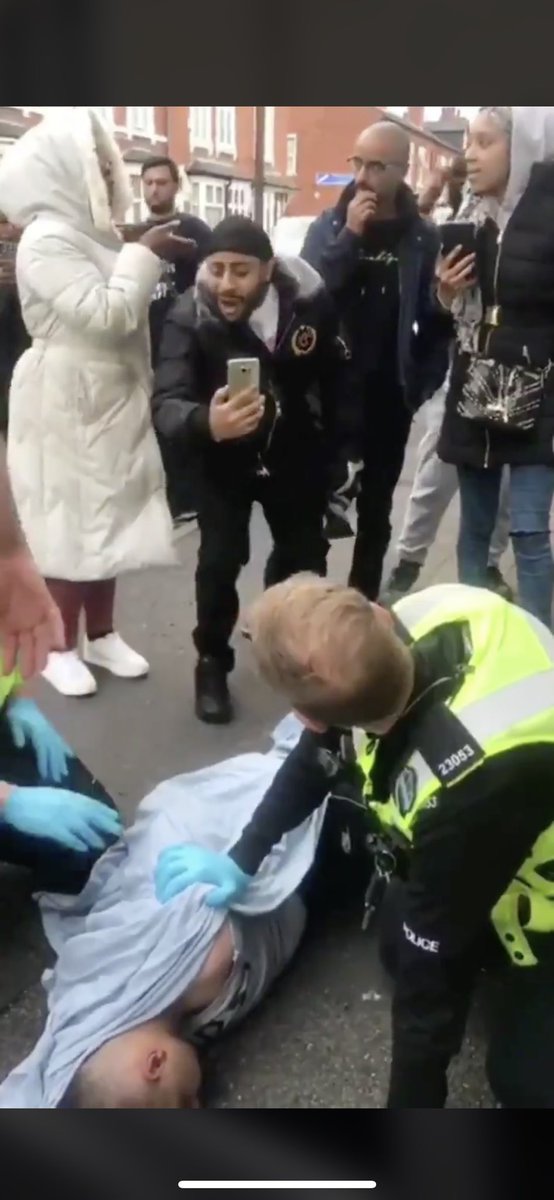 RamonDixon11's tweet photo. @CrimeLdn Shocking world we live in today,all people cear about is getting there phone out and making others look bad🙄,typically the same species every time oxygen thief’s the lot of them https://t.co/8xWy5QURu9