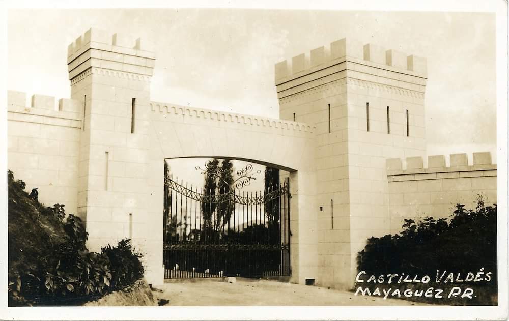 soldeigriega's tweet photo. El Castillo Valdés, fue construido ca. 1930 y demolido ca. 1960's pa' construir el Mayagüez Hilton. Su dueño, Alfonso Valdés Cobian, fue co-fundador de la Cervecería India y dueño de los Indios de Mayagüez. https://t.co/aHAzs3uNGa