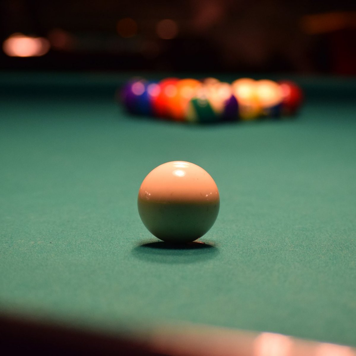 tuCpakoa's tweet image. Au XIXe s, l'amour du billard était si grandissant, que des milliers d'éléphants étaient tués pour fabriquer des boules de billard avec leur défenses.
On chercha une alternative, et c'est ainsi que le celluloïd, le premier plastique industriel, est né.

🔎greenallianceblog.org.uk/2018/09/10/pla…