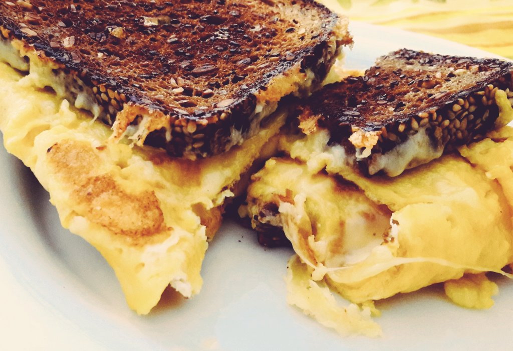 Herr_Bock's tweet image. Fine #ProteinBread baked with #Eggs and #Cheese. My best #SelfDistancing meal so far. Have to tell the doc not to check my #cholesterine levels tomorrow...
#coronadeutschland #armeritter #reichefürsten