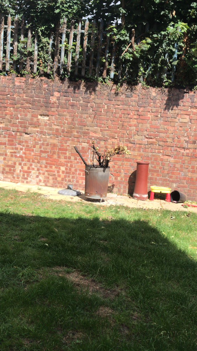 sirhc1986's tweet photo. Sunday morning burning #burning #clearthegarden https://t.co/fBZ7Rr5IJ3