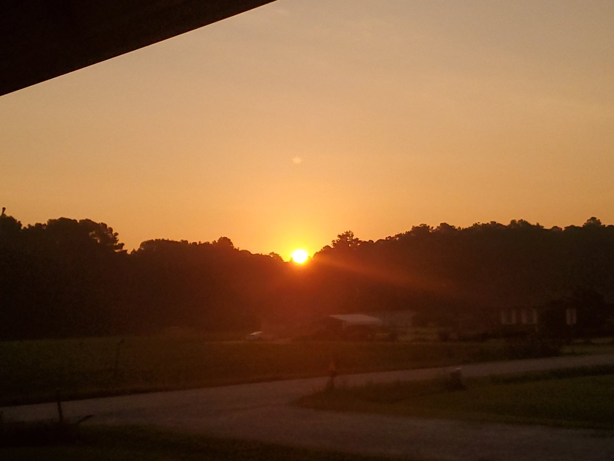 rainbowsamm's tweet photo. Good morning from Eastern NC #SundaySunrise #weatherchannel https://t.co/EZybluj63e