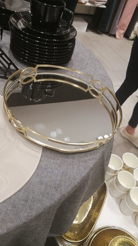 Loulou_bhaybe's tweet photo. HM has this #Mirrortray #GirlsTalkZA https://t.co/Wihhx8IzjV