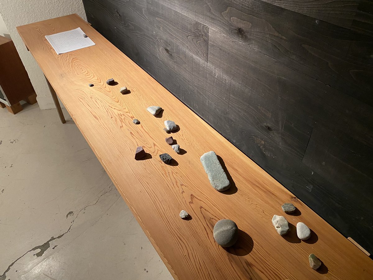 無能服 十月十日展
2/10 collection 「形」
ゆったりとスタートしています。
1回目に続き、服と絵と文章の展示です。文章に関連して少しですが石も展示しています。
前回お越しくださった方も、まだお越しいただいていない方も、ぜひお気軽にご予約くださいね。