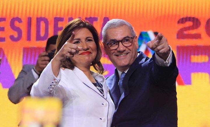 saluddelpld's tweet photo. Gonzalo y Margarita al Palacio Nacional. A votar morado entero. https://t.co/JFqz2XQ6Lp