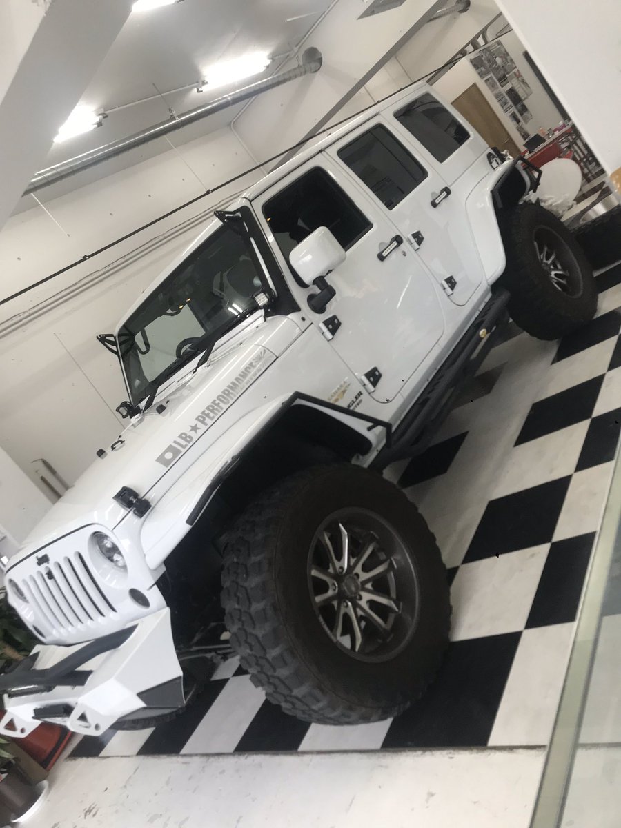 ｇｒｉｆｆｔｉｒｅ Na Twitteru Jeep ラングラー タイヤ ホイール交換 車高も高いしタイヤ外径もデカいので長崎ジャッキの出番です このホイールセット とにかくデカくてめちゃくちゃ重い なので力持ちの主任が担当 楽勝ですね ご苦労様でした