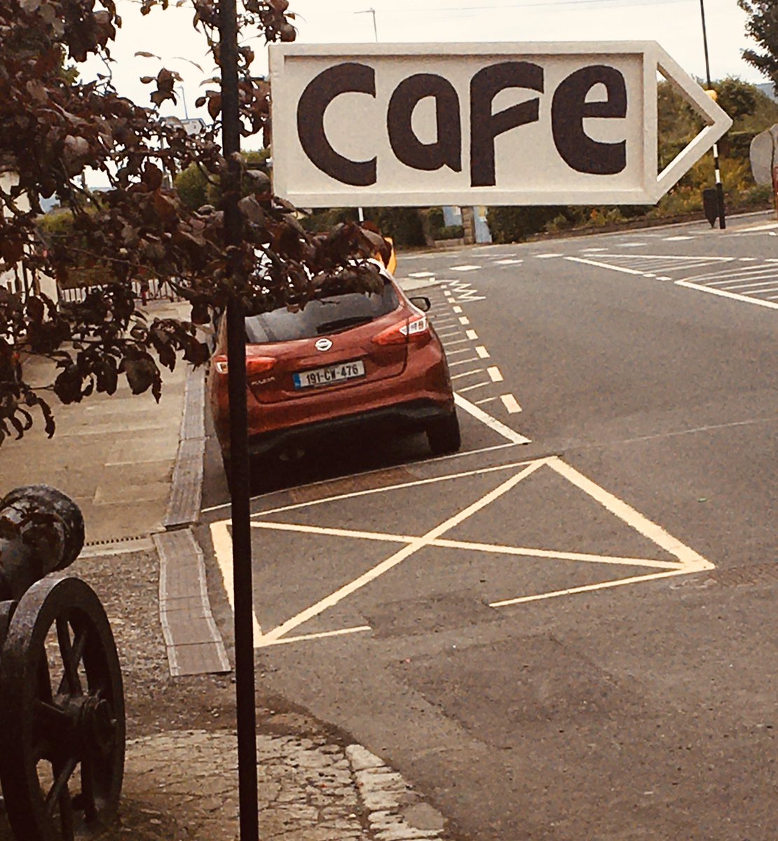 cafedemode101's tweet image. Can you see our new sign on Main Street? We are open until 4pm. Come in and enjoy a relaxing #coffee or bite to eat #cafe demo de #ballon #Carlow