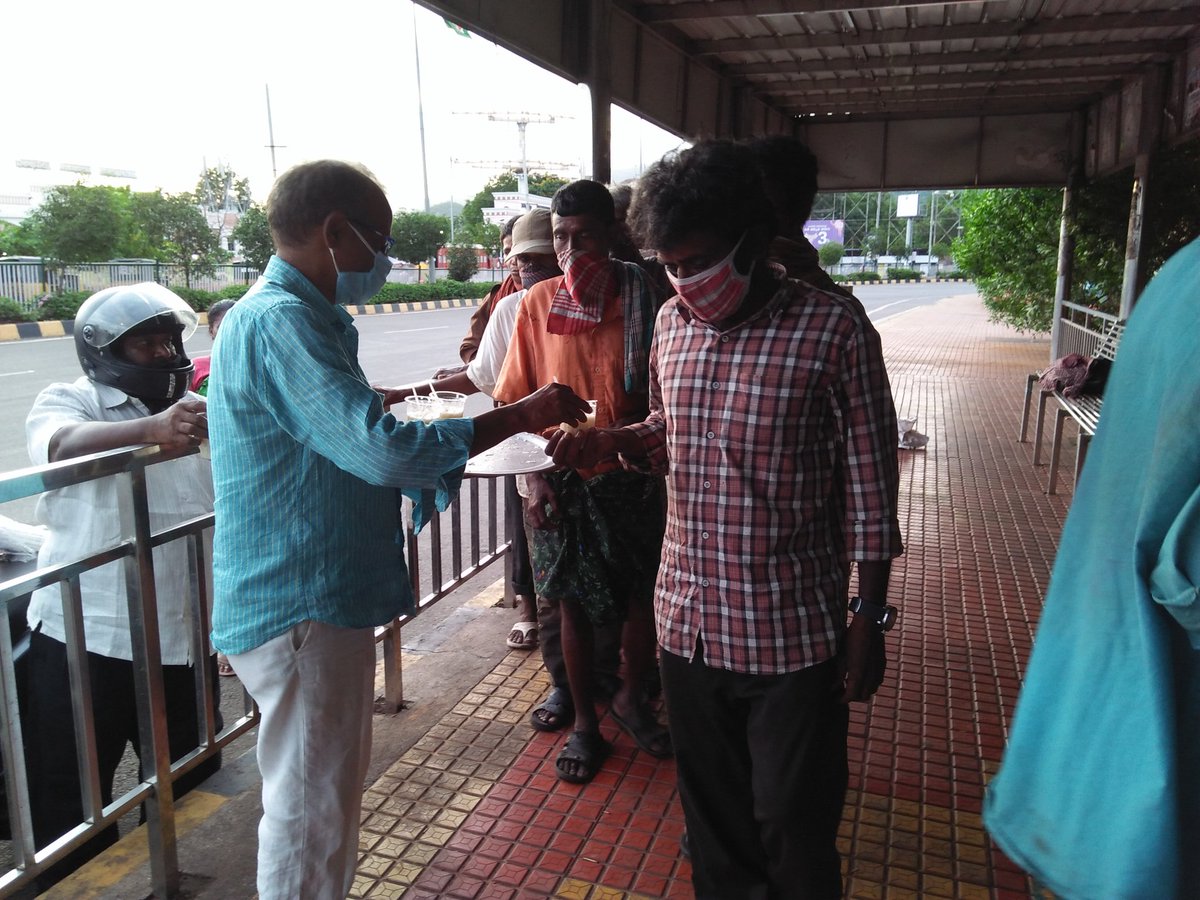 చాపా చారిటబుల్ ట్రస్ట్ ఆధ్వర్యంలో లో 100 మంది పేద లకు షెమయా పాయసం పంపిణి