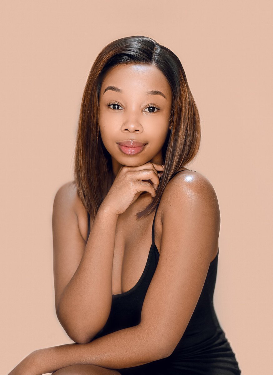CandieModiselle's tweet photo. Rumour has it, simplicity is still the ultimate sophistication... 

📸: @athovsandwords 
💇🏽‍♀️: @HairCitySA https://t.co/3t8bikQCoM