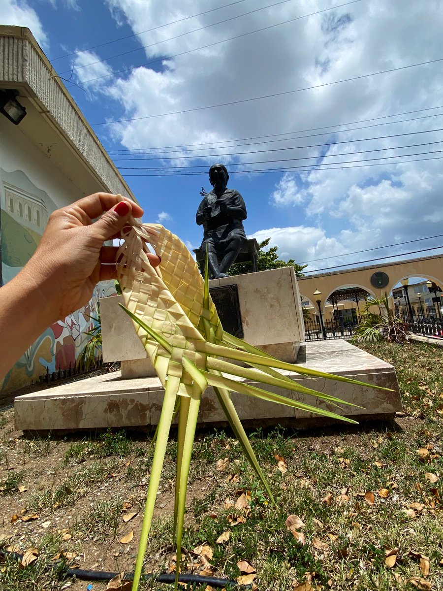 islacaribe_pr's tweet photo. Doña Monserrate Montalvo de Sabana Grande
Artesana que mantuvo la tradición del petate. El petate es un tejido que se realiza con las hojas de la palma, se usaba como colchón para dormir, hoy más para hacer alfombras y otros artículos. Doña Monserrate mantuvo esta tradición🇵🇷... https://t.co/FYwL7SlhUS