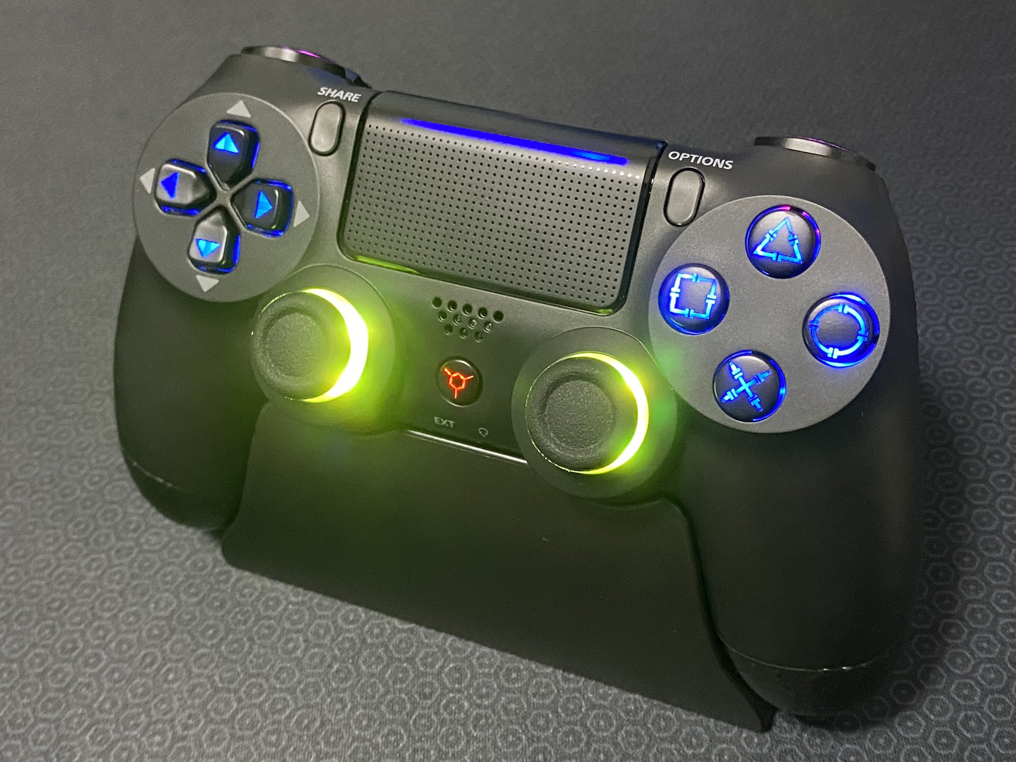 Wol Gamemark Ps4コントローラーにめちゃくちゃイケてるカスタマイズをしました 全てのボタンのledライトは 個別に色を設定可能で背面ボタン付き 組み立ては あーさん Oj00zdemzygarjt にお願いしました マジで感謝です これと同じledキットと
