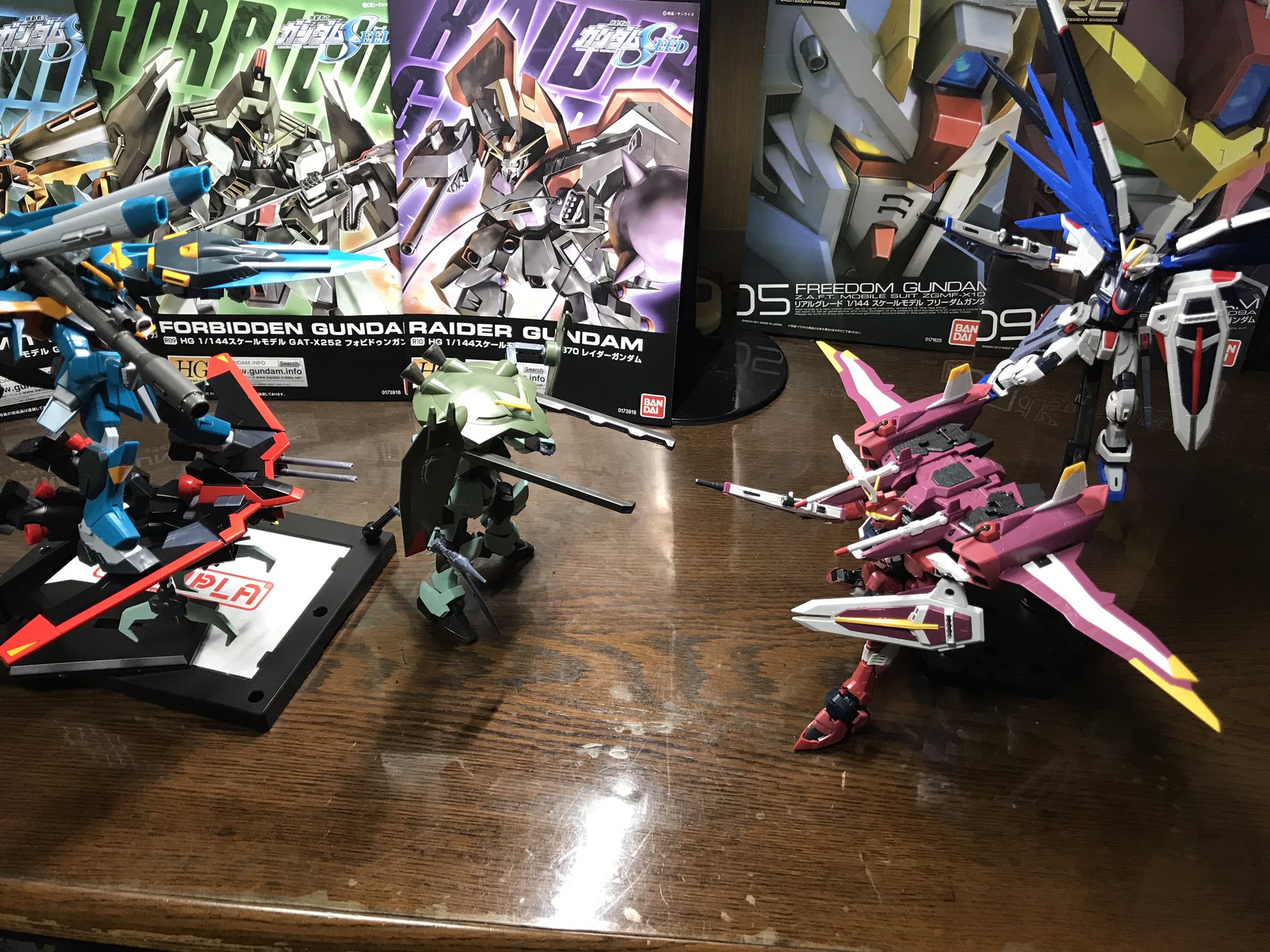 あーりー 天下一品 こってりラーメン 省エネ 充電モード発動中 フリーダム ジャスティス Vs 悪の三兵器 ガンプラ ガンダムseed フリーダムガンダム ジャスティスガンダム カラミティガンダム フォビドゥンガンダム レイダーガンダム T