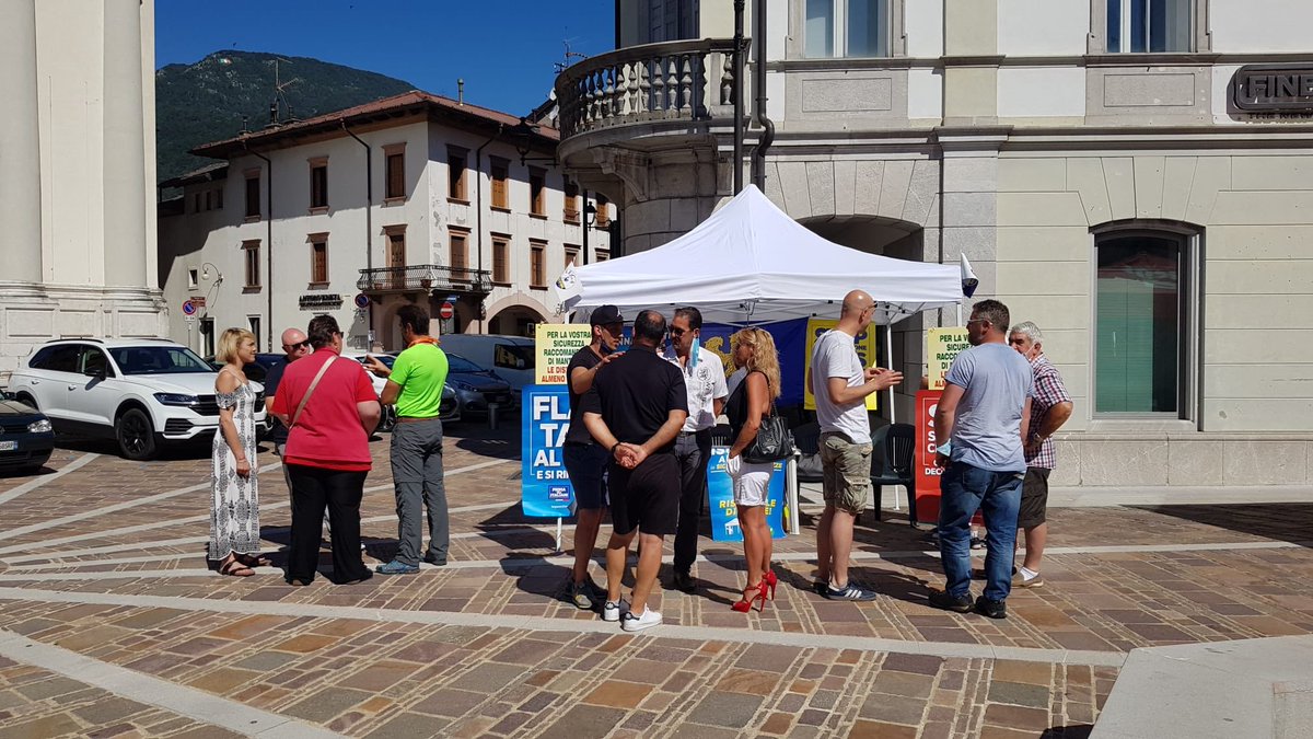 elenalizzi's tweet photo. Con gli amici di #Tolmezzo!!!! Gazebo in tutta Italia 🇮🇹per dire : #stopcartelle - #stopclandestini - #stopvitalizi https://t.co/rDZyLipbg3