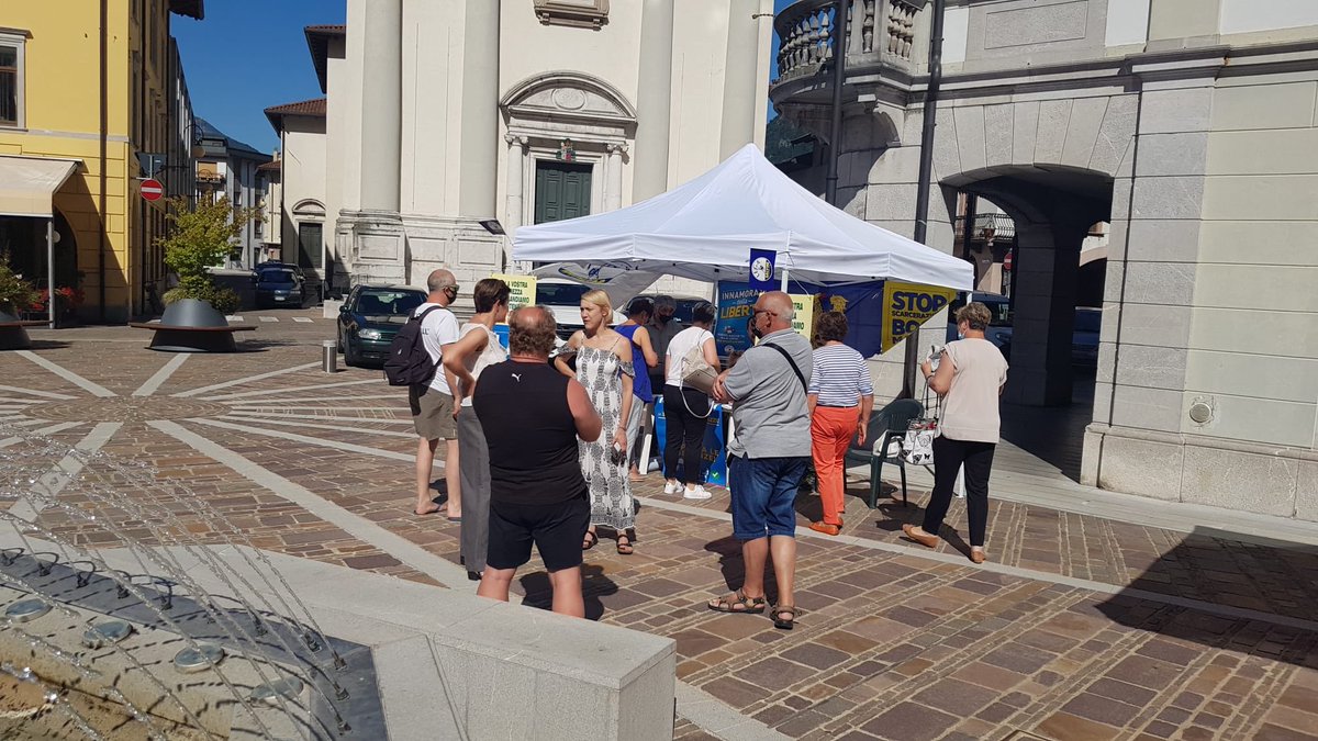 elenalizzi's tweet photo. Con gli amici di #Tolmezzo!!!! Gazebo in tutta Italia 🇮🇹per dire : #stopcartelle - #stopclandestini - #stopvitalizi https://t.co/rDZyLipbg3