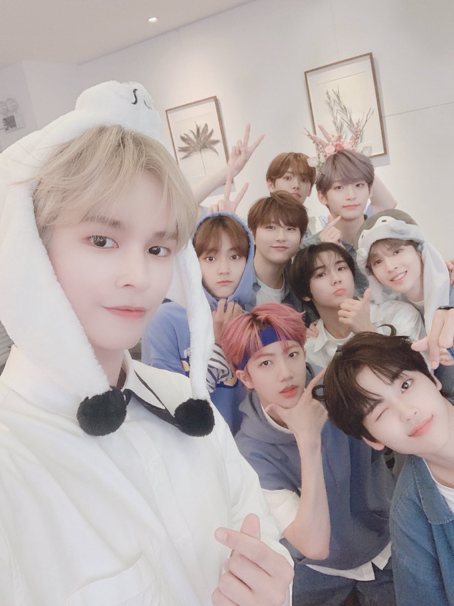 CRAVITY_twt's tweet photo. 러비티❤️❤️❤️
저희 크래비티 데뷔앨범 활동이
끝났어요!!
러비티 진짜 진짜 너무너무 고맙고
앞으로도 더 열심히 해서 더 발전한모습으로
돌아올테니까 조금만 기다려줘요❤️
항상 크래비티 곁에 있기 약속🤙🏻
#크래비티 #세림 #단체셀카 #러비티 #사랑해 #너무고마워요 #약속 https://t.co/pdyfOcAta0
