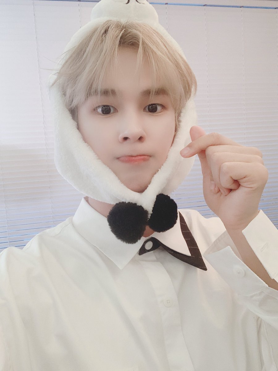 CRAVITY_twt's tweet photo. 러비티❤️❤️❤️
저희 크래비티 데뷔앨범 활동이
끝났어요!!
러비티 진짜 진짜 너무너무 고맙고
앞으로도 더 열심히 해서 더 발전한모습으로
돌아올테니까 조금만 기다려줘요❤️
항상 크래비티 곁에 있기 약속🤙🏻
#크래비티 #세림 #단체셀카 #러비티 #사랑해 #너무고마워요 #약속 https://t.co/pdyfOcAta0
