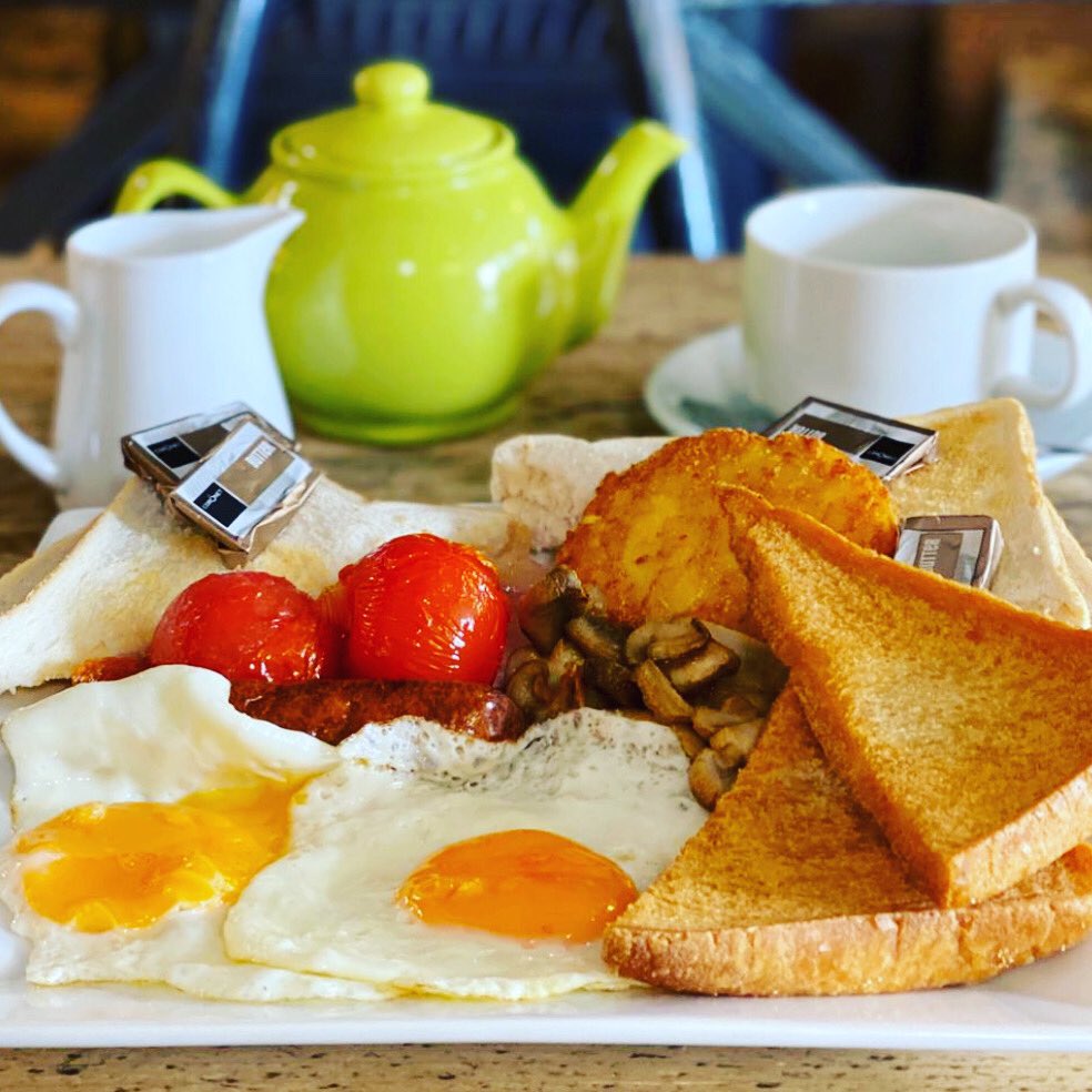 NEW - Bensons Big Breakfast 2x sausage 2x bacon 2x fried eggs 1x hash brown tomatoes mushrooms fried bread 2x toast together with a tea or coffee #breakfast #stratforduponavon for just £10. Served daily from 9am. Last orders 11.45am